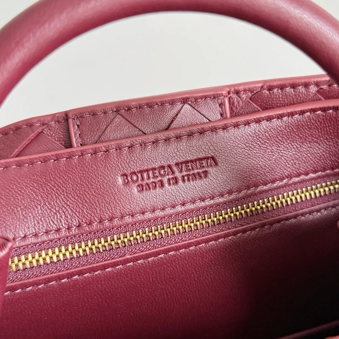 The new Andiamo batch of 3060 BV is shipped‼ ️The classic intercciato weaving process is used to create a soft bag, the metal knot is made of micro-cast aluminum using jewelry technology🪢, and the decorative beads are made of metal and hand-polished oak, allowing you to jump repeatedly between elegance and fun💃, making it unpredictable. Classic and versatile, it shows off your temperament, and the bag has a large capacity, making it very convenient for daily commuting! It has a variety of carrying methods, the shoulder straps can be adjusted by yourself, the original lambskin feels soft and delicate, and the unisex style breaks gender boundaries and brings a more practical and long-lasting use experience. The Andiamo, which has both elegant and casual styles, perfectly interprets the "fashionable old money style". Style number: 743568+wood hardware Color: Barro Red Size: 25*22*10.5cm